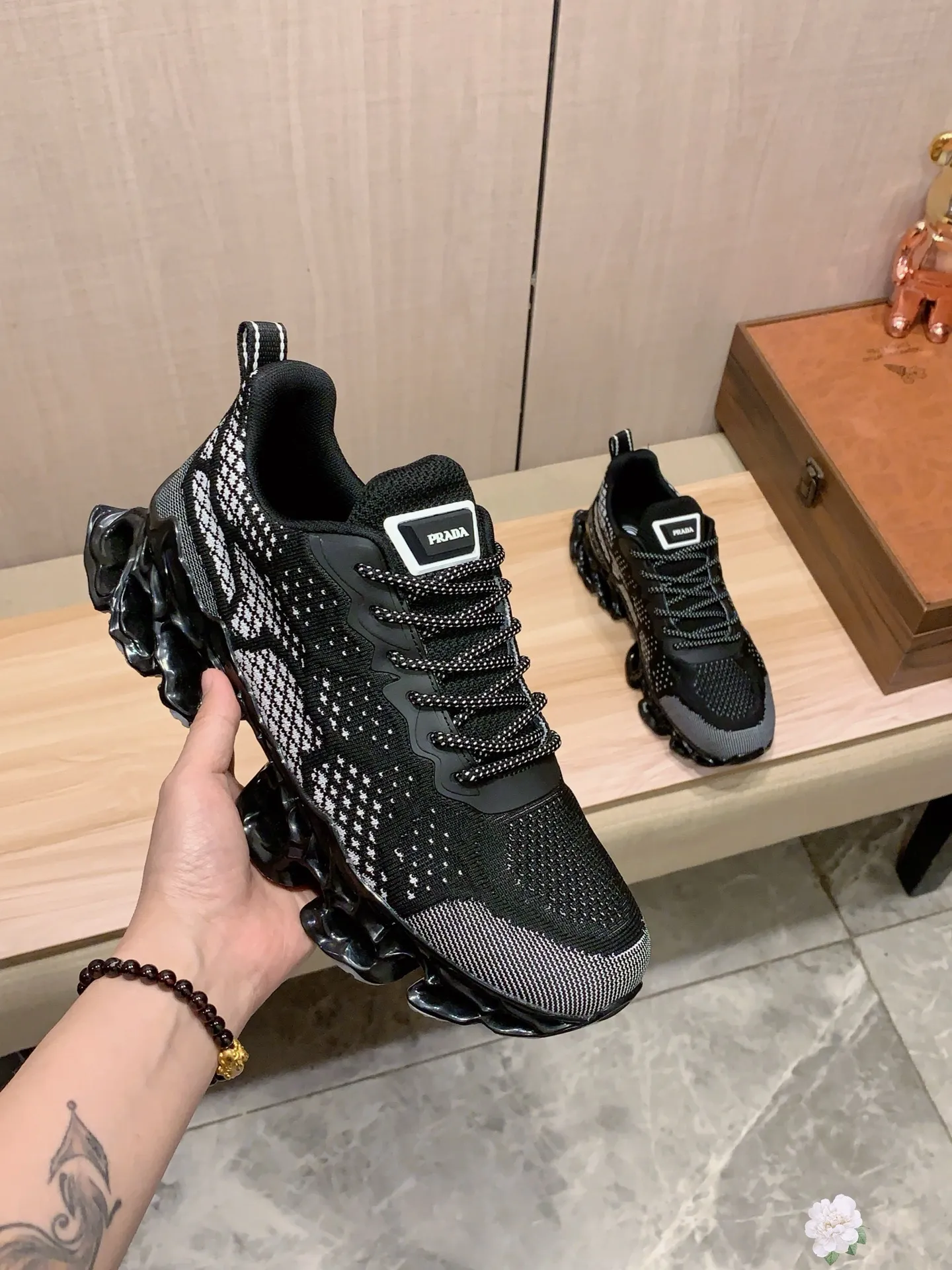 Men's men's shoes💰460💰💰🎩🎩[Lightning][Lightning] "PRADA*" The latest and most popular casual shoes, top brand [seduce] luxury ~ purchasing agency, top ~ quality. [Strong] The upper is made of imported breathable fly weave material ➕ breathable sheepskin feet (•) with fine workmanship. The original stylish and stylish soft rubber wear-resistant and non-slip outsole is light and comfortable on the feet. The real thing looks better when photographed. 004: Size: 38-44, 3️⃣ colors selected